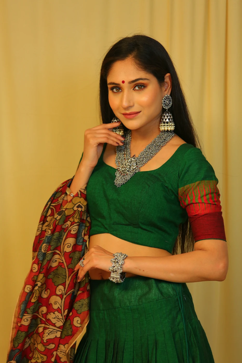 emerald-green-mangalagiri-cotton-lehenga--blouse-with-maroon-temple-border-and-red-pen-kalamkari-dupatta-s?uid=1676349365